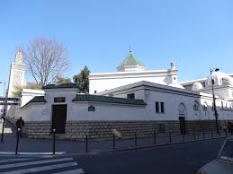 Esto significa que el primer tren parte a las 5:30 y el último llega al final de la línea a las 1:00, por lo que no es recomendable acceder al metro más tarde de las 00:45 horas. Grande Mosquee De Paris