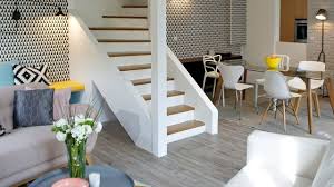 Entre les meubles en métal, on ajoute un peu de bois pour parfaire son style industriel. Deco Salon Amenagement Salon Conseils D Architectes Pour Le Moderniser Cote Maison