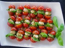 15 Ideen Fur Fingerfood Kalt Serviert Deko Feiern Kuche Zenideen Food Tomato Mozzarella Skewers Party Finger Foods