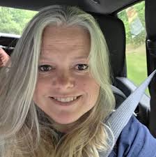 Restaurant with kid-friendly menu and water view near Navarre?