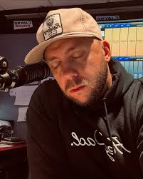 Showing up to work the Monday after LEGAMANIA 2 at the @catnfiddleyyc is  tough! Rockaholics thank you so much for giving us BACK to BACK sell out  crowds! We crowned a new