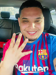 Con mis hijos les deseamos a todos una feliz navidad 🎄 les cuento el mayor  se llama Keylor y el pequeño Kaiden ambos son fans de Mbappe pero yo les  digo que