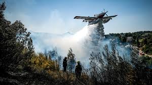 Am donnerstagabend und in der nacht zu freitag wurden zahlreiche dörfer evakuiert. Erdbeben Und Waldbrande In Griechenland Mdr De