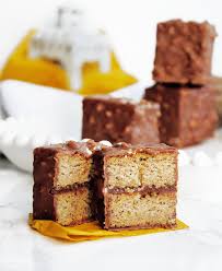 Cubes Moelleux Aux Amandes Glacage Rocher Praline Les Degustations Dangereuses Gateau Amande Recette Dessert Gateaux Et Desserts