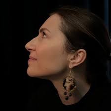 Куратор и историк искусства. Мне кажется, искусство