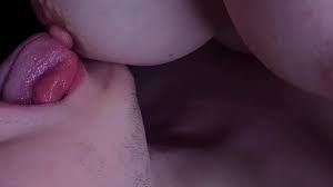 乳头和奶头吸吮、乳头高潮和甜蜜的呻吟