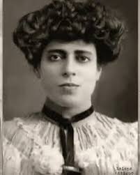 Polvos de hada Lo mas irónico de la vida siempre será sentirme más linda  mientras me escondo entre los pétalos rosas y polvos de hadas con  expresiones de súplica y desconfianza dejando