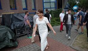 First, she prepared reports from the senate debates, then she began to appear in the morning and evening wiadomości. Siedemnascie Sekund Mydlo Mediow Opinia Plus Nowosci Com Pl