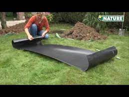 Bien qu'elles soient très esthétiques et aromatiques, les plantes rhizomateuses en effet, poussant d'une manière horizontale, elles se déploient presque instantanément et sont difficiles à contenir si on n'y fait pas attention. Comment Installer Une Barriere Anti Racines Youtube