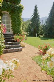 Farblich Harmonische Weggestaltung Zur Grunanlage Eines Hauses Mit Grun Bewachsener Fassade Rinnbeton Gartengestaltung Garten Gartenhutte Gartengestaltung