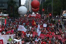 A manifestação contra o presidente jair bolsonaro foi encerrada com bombas de gás lacrimogênio liderados por centrais sindicais, movimentos sociais e partidos de esquerda, os atos contra jair. Protestos Petistas X Protestos Anti Pt A Diferenca De Cobertura Da Imprensa Veja