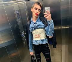 Петров рос обычным ребенком, но в подростковом возрасте вдруг понял, что не хочет быть таким, как все. Dostavshij Sosedej Bloger Gej Andrej Petrov Lishilsya Kvartiry