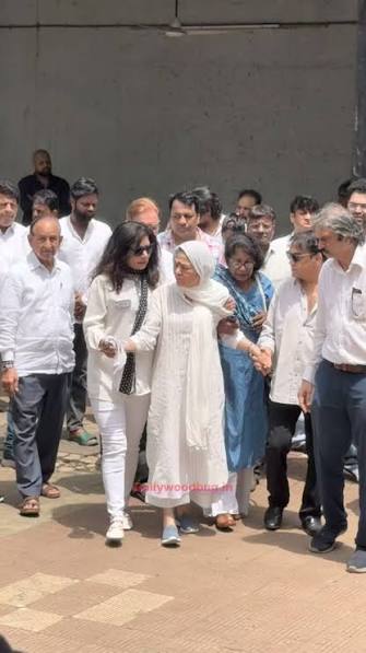 SCREENReels: Aruna Irani arrives at husband Kuku Kohli's prayer meet,  sharing a poignant moment as she receives a tight embrace from a loved one.  The emotional moment reflects the grief surrounding the