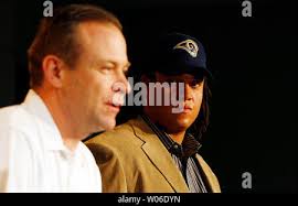 Newly acquired St. Louis Rams free agent guard Jacob Bell (R) poses with  head coach Scott Linehan after signing a six-year contract at the St. Louis  Rams practice facility in Earth City,