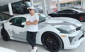 Sememangnya range rover evoque mempunyai imej mewah dan stailo seakan dibina khas untuk diletakkan di depan lobi hotel mewah atau valet kompleks beli belah premium. Tayang Kereta Mewah Shuib Tiada Niat Menunjuk