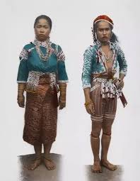 Most traditional costumes of indonesian ethnic groups are equipped with a headdress that add a majestic look to the intricately designed outfits. What Are The Filipino Traditional Clothes Quora