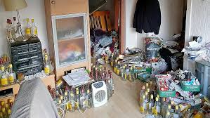 Messihaus, messi wohnung, tatortreiniger berlin, haushaltsauflösung teltow, entrümpelung bran. Bielefeld Messie Mieter Hinterlasst 2000 Schnapsflaschen Regional Bild De