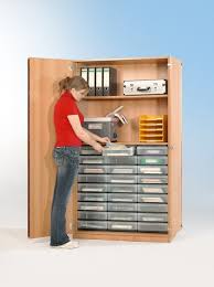 Nachrichten senden und empfangen kannst. Schrank Mit 27 Flachen Schuben Transparent