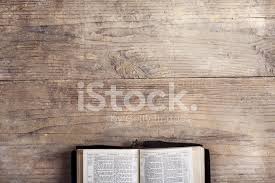Imagem Biblia Em Uma Mesa De Madeira Royalty Free Freeimages