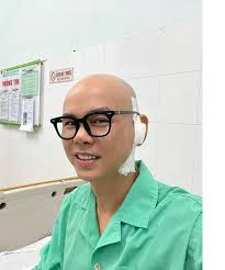 Ca sĩ Phan Đinh Tùng phẫu thuật 3 tiếng vá màng nhĩ