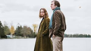 Es scheint einen zusammenhang zwischen dem verschwinden von timmermanns nachbarn und der neuen puppe seiner tochter maja zu geben. Lars Eidinger Und Luise Heyer Drehen Ddr Hinrichtungsdrama Nahschuss News Goldene Kamera