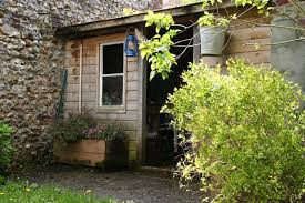 Pour se laver le derrière on file jusqu'à la rivière elle. Ma Cabane Au Fond Du Jardin Photo De 4 L Atelier Olivier Fischer Artiste Peintre A Honfleur