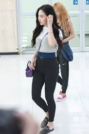 Nayeon Arrives At Gimpo International Airport After Finishing The Overseas Schedule On The Afternoon O Kpop Fashion Outfits Korean Airport Fashion Kpop Fashion