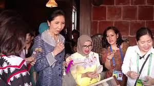 The aquino sisters are set to meet the famous caroline kennedy, the daughter of late us president john f. Aquino Sisters Apec Leaders Spouses Tour Intramuros Youtube