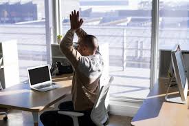Le yoga est une discipline holistique qui considère que lêtre humain doit bhujamgasana assis. 6 Postures De Yoga Sur Chaise Pour S Etirer Au Bureau L Equipe