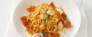 Campofilone è un pic colo paese collinare (ci rca 200 m s.l.m.) della provincia di fermo , le dolci colline di diradano sul mare formando una spiaggia di circa 2 km. Maccheroncini Di Campofilone Al Sugo Di Calamari Sale Pepe