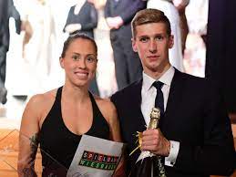 Jun 03, 2021 · deutsche meisterschaften in 18 sportarten, ard und zdf übertragen 25 stunden live und setzen 700 mitarbeiter ein. Deutsches Schwimm Traumpaar Sarah Kohler Und Florian Wellbrock Heiraten