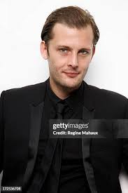 32 photos et images haute résolution de Regine Nicolas