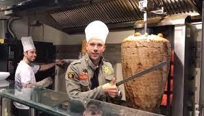 Denn auch die menschen in bonn werden bald in den genuss seiner döner kommen können, wie ruhr24.de. Bonn Lukas Podolski Eroffnet Doner Laden In Alter Lubig Filiale Express De