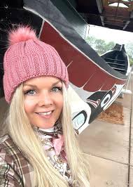 Guilty as charged😂🎻🎶💚 Comment where you've seen me spin & perform! . .  . . #maireadnesbittcelticviolinist #maireadnesbitt #celticviolinist #violin  #fiddle #irishmusic #celticwoman #violinist #irish