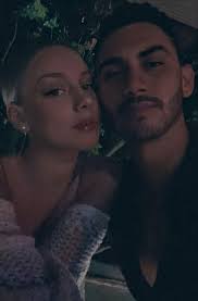 En los stories de instagram sí que ha subido alguna instantánea, pero en ellas aparecía con otro amigo, con lo que no era fácil saber si speitzer era su novio o no. 1994 Ester Exposito Y Alejandro Speitzer Facebook