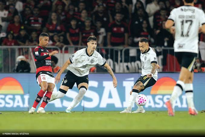 Com p&ecirc;nalti no &uacute;ltimo lance, Flamengo vence o Galo para manter lideran&ccedil;a da S&eacute;rie A