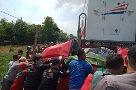 Wuzz, ini adalah cerita dewasa yang lumayan pendek. Suami Istri Tewas Setalah Mobilnya Tertabrak Kereta Api