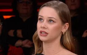 Ex-Wag Lauren geeft zomaar boezem bloot voor Duivel Conner Rousseau