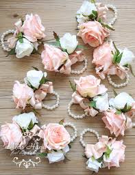 El corsage o pulsera floral se compone, por lo general, de un pequeño ramillete de flores (originalmente orquídeas, aunque el abanico actual de es una muy buena opción para homogeneizar los looks de las damas de honor y un perfecto remate para un vestido de fiesta largo, elegantísimo. Blush Rosa Rosa Ramillete De La Muneca Por Misshanafloraldesign Ramos Para Boda Ramo De Boda Y Recuerdos De Boda