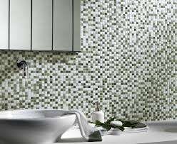 20 foto di bellissimi bagni con arredo tra classico e moderno arredamento d'interni 28 ottobre 2020 lo stile ed il design si caratterizzano prima di tutto per la propria natura eclettica e, naturalmente, questa essenza multiforme prende vita in fase di arredamento producendo tendenze che sembrano essere il perfetto punto d'incontro tra classico e moderno. Bagni Mosaico Ceramica