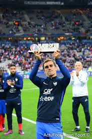 Alors qu'il a pris sa retraite il y a deux semaines, après une dernière expérience au japon (vissel kobe), david villa a composé son onze de rêve avant l'euro 2020 l'attaquant espagnol forme ainsi un trio offensif de feu, avec kylian mbappé, qui « sera le meilleur joueur de l'euro« , harry kane. Actu Foot On Twitter Antoine Griezmann Avec Son Prix De Meilleur Joueur De L Euro 2016