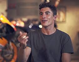 Der schwarzenegger der weltmeister zeigt seinen braungebrannten und durchtrainierten körper. Marc Marquez