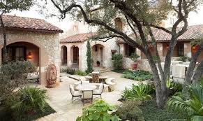 Courtyard Gardens 15 Traditional Courtyard Gardens Home Design Lover Mediterranean Landscaping Spanish Style Homes Spanish Courtyard