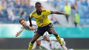 Alexander isak (schweden) versucht es mit dem linken fuß aus der strafraummitte, der schuss wird aber in der mitte des kastens gehalten. Rn0ziy98tlqnmm