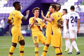 Messi là người tung ra đường chuyền cuối nhưng không thành công. Messi Sets New La Liga Record For Goals And Assists During Barcelona S Clash At Real Valladolid Goal Com