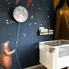 A Dark Wall In The Kids Room Are You Brave Enough We Feel It Makes The Brown Bear And Sleepy Moon Wall Lamp Stand Out V Kinder Zimmer Kinderzimmer Babyzimmer