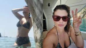 Emma Marrone in bikini: per l'estate 2023 sceglie i modelli a vita alta