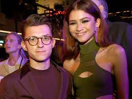 Far from home stars were photographed engaging in some steamy pda on thursday in los angeles. Tom Holland And Zendaya Spotted Kissing Fueling Relationship Rumors