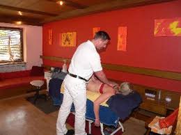The (gay) secrets of lingam massage. Wellness Ayurveda Reiki Lomi Lomi Lingham Massage Im Wellnessurlaub