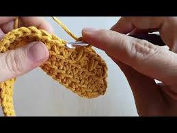 Yapımı zor gibi görünse de gerçekten çok *48 adet 180 cm olacak şekilde makrome ipi (ben 3 mm kalınlığında makrome ipi kullandım). Pamuk Makrome Ile Kolay Portfoy Yapimi Bolum 1 Youtube Orme Cantalar Canta Askisi Canta Yapim Tarifleri